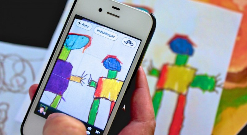 Tager billed af en tegning med telefonen